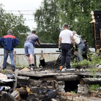 Депутаты помогли семье погорельцев