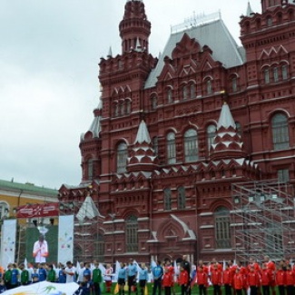 Парламентский футбол у стен Московского Кремля