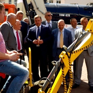 С Днём строителя!