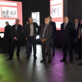 Парламентарии ознакомились с выставкой «Без права на забвение. К 80-летию Великой Победы»