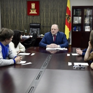 Председатель областного парламента Сергей Голубев встретился с руководителями волонтерских организаций региона