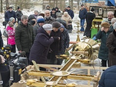 В Красном Холме освятили купола Троицкого Храма