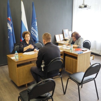 Депутаты Законодательного Собрания проводят приёмы граждан