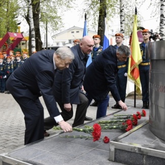 Юрий Цеберганов принял участие в торжественном митинге в преддверии Дня образования пожарной охраны России