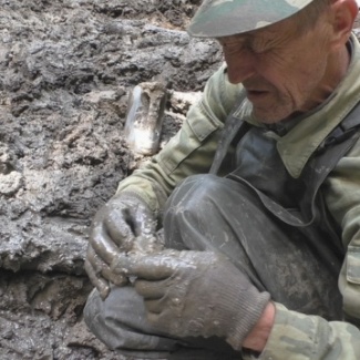 В Спировском районе поисковики подняли фрагменты фюзеляжа фронтового бомбардировщика ДБ-3