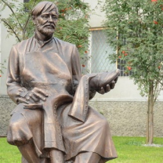 В Кимрах открыли памятник сапожнику