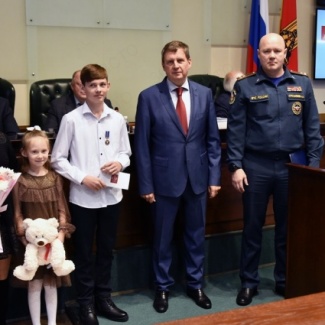 В Законодательном Собрании вручили медаль Совета Федерации «За проявленное мужество» бельскому школьнику Дмитрию Кондратьеву