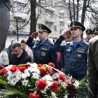 В Твери прошла церемония возложения цветов к памятнику в сквере Героев Чернобыля