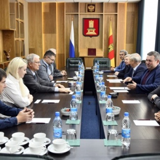 Руководство Законодательного Собрания провело встречу с медиками-волонтерами Областной клинической больницы, побывавшими в командировке в ЛНР