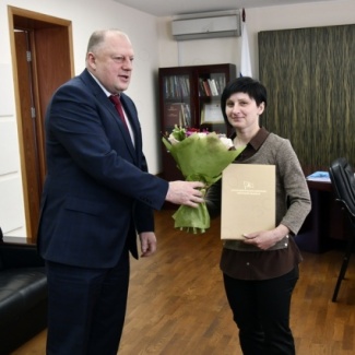 Сергей Голубев вручил мастеру спорта международного класса по лыжным гонкам Ольге Михайловой Почетную грамоту Законодательного Собрания