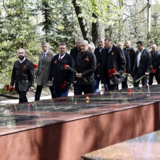 Парламентарии почтили память павших в годы Великой Отечественной войны