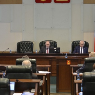 Законодательное Собрание поддержало закон о внесении изменений в Конституцию РФ: комментарии депутатов