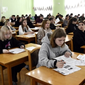 Депутаты Законодательного Собрания участвуют в «Диктанте Победы-2024»