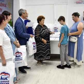 Депутаты Законодательного Собрания Тверской области участвуют в акции «Собери ребёнка в школу»