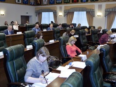 Дефицит — уменьшить, зарплаты — повысить