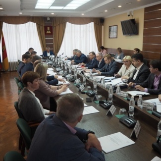 Состоялось заседание постоянного комитета по транспорту и ЖКК