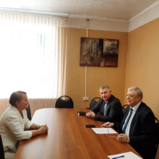 Депутаты решают  проблемы избирателей