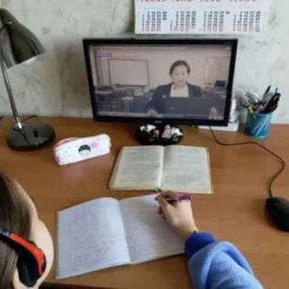 Школьников из нуждающихся семей обеспечат техникой для дистанционного обучения и питанием