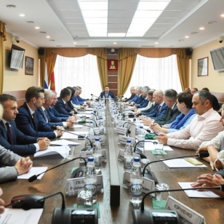 Губернатор Игорь Руденя провёл встречу с членами депутатской фракции партии «Единая Россия» в областном парламенте