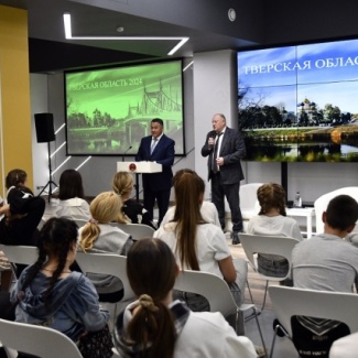 Руководители области встретились со школьниками из Макеевки