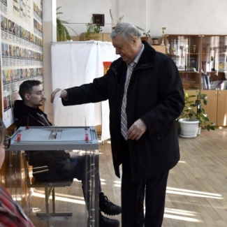 Депутаты Законодательного Собрания Тверской области голосуют на выборах Президента РФ