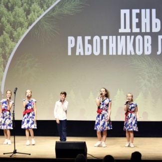 Работников лесной отрасли поздравили с профессиональным праздником