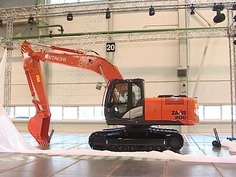 Машиностроительный завод Hitachi выпустил первый экскаватор